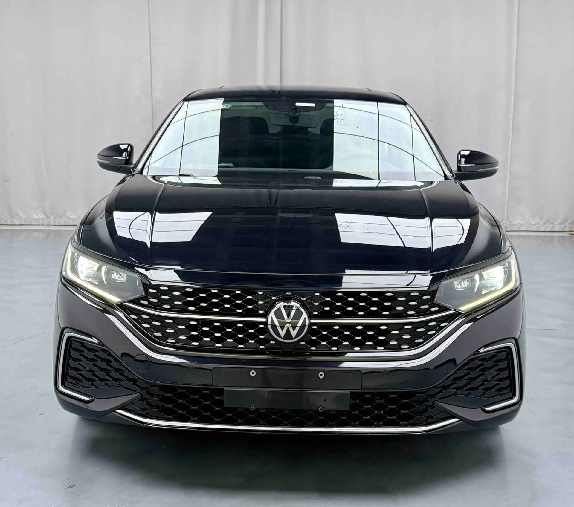 Volkswagen Passat — 2