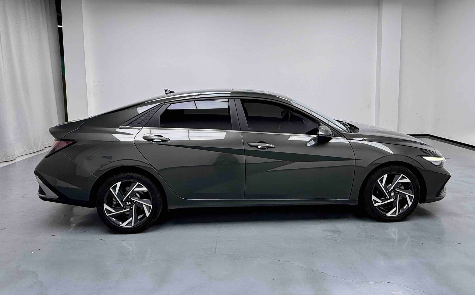 Hyundai Elantra — Image thumbnails 5