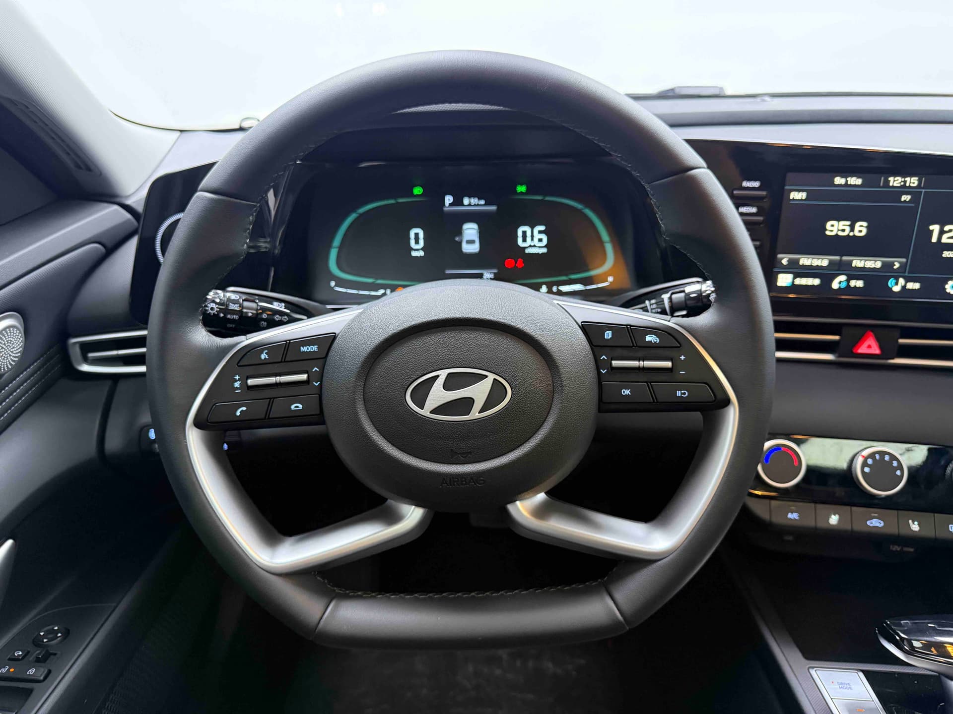 Hyundai Elantra — Image thumbnails 11