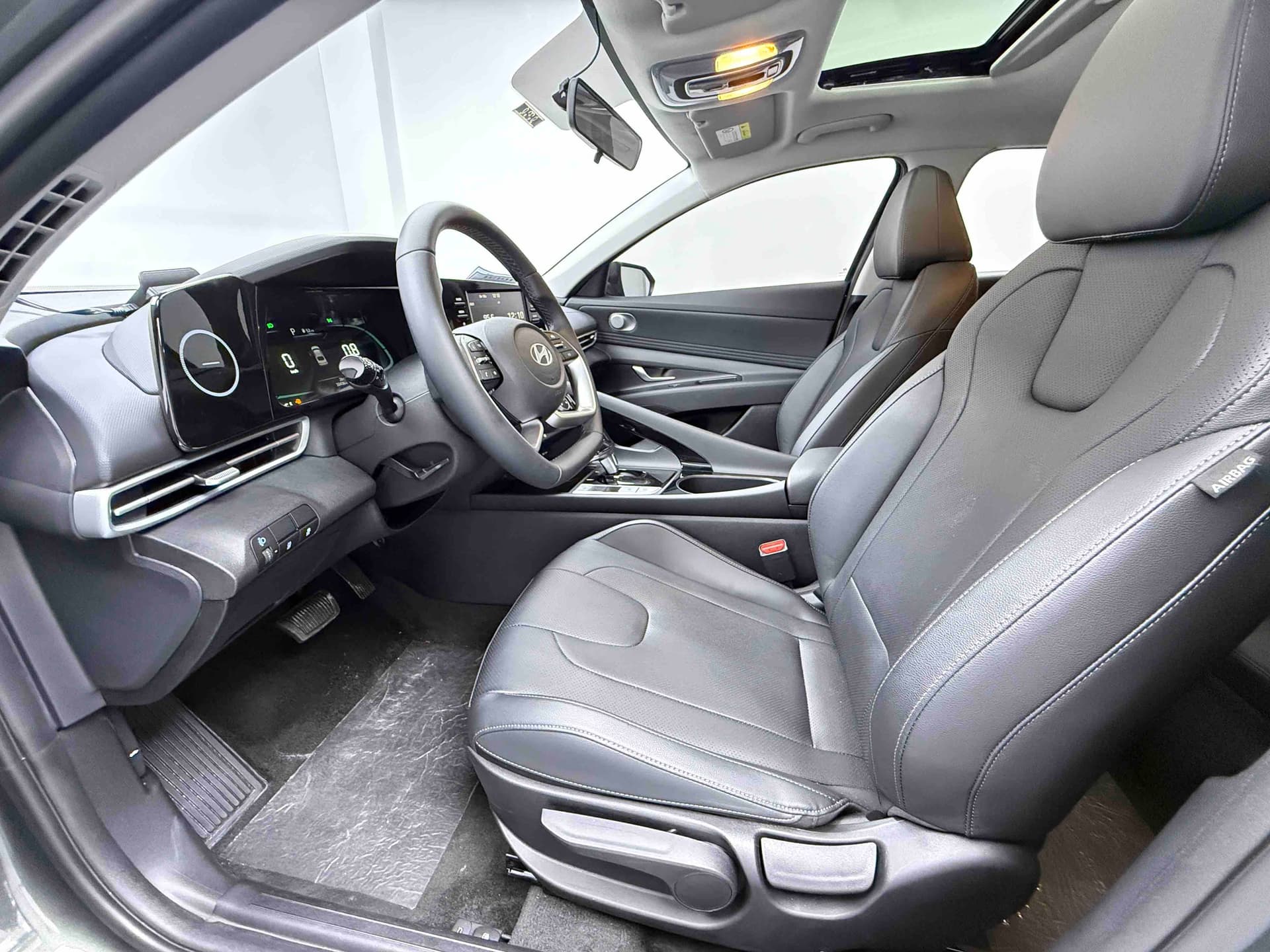 Hyundai Elantra — Image thumbnails 6
