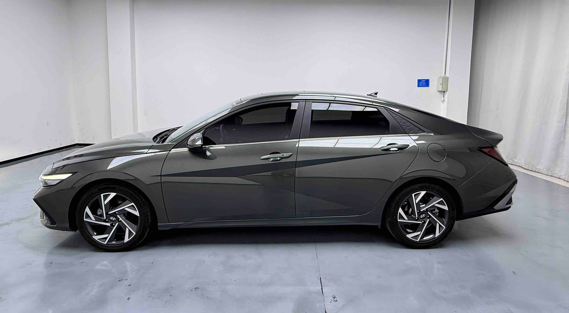 Hyundai Elantra — Image thumbnails 4