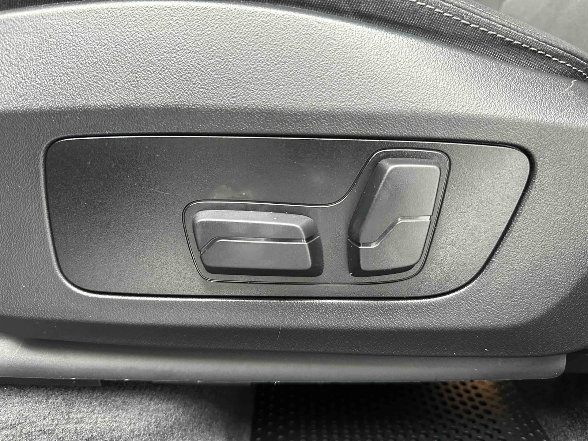 2023 BMW X1 sDrive20Li X Design Package — Image thumbnails 12