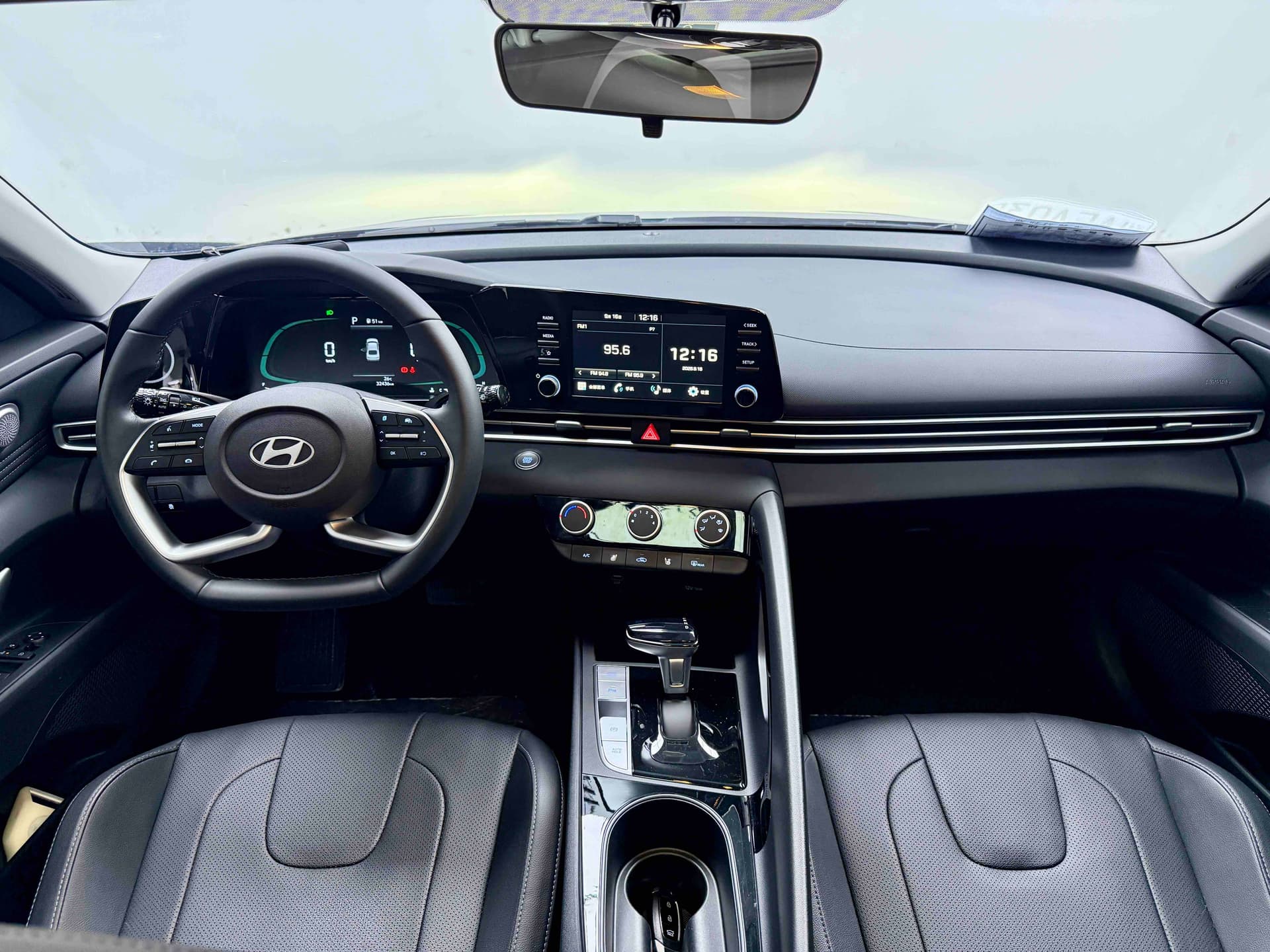 Hyundai Elantra — Image thumbnails 12